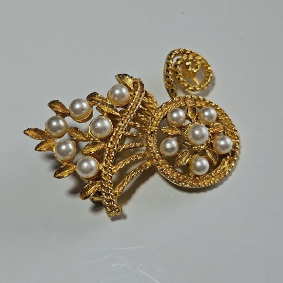 Vintage Gold Tone Faux Pearl Wheel Barrel of Flowers Pin Brooch - Picture 7 of 11
